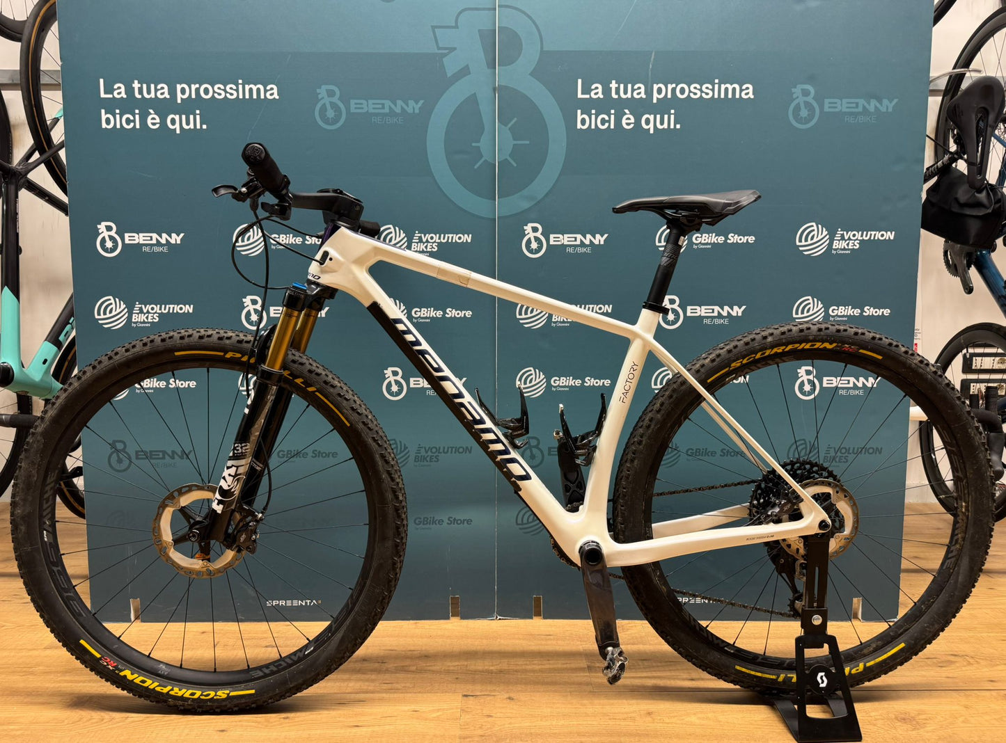 Rozmiar fabryczny Megamo AXS L - Używany