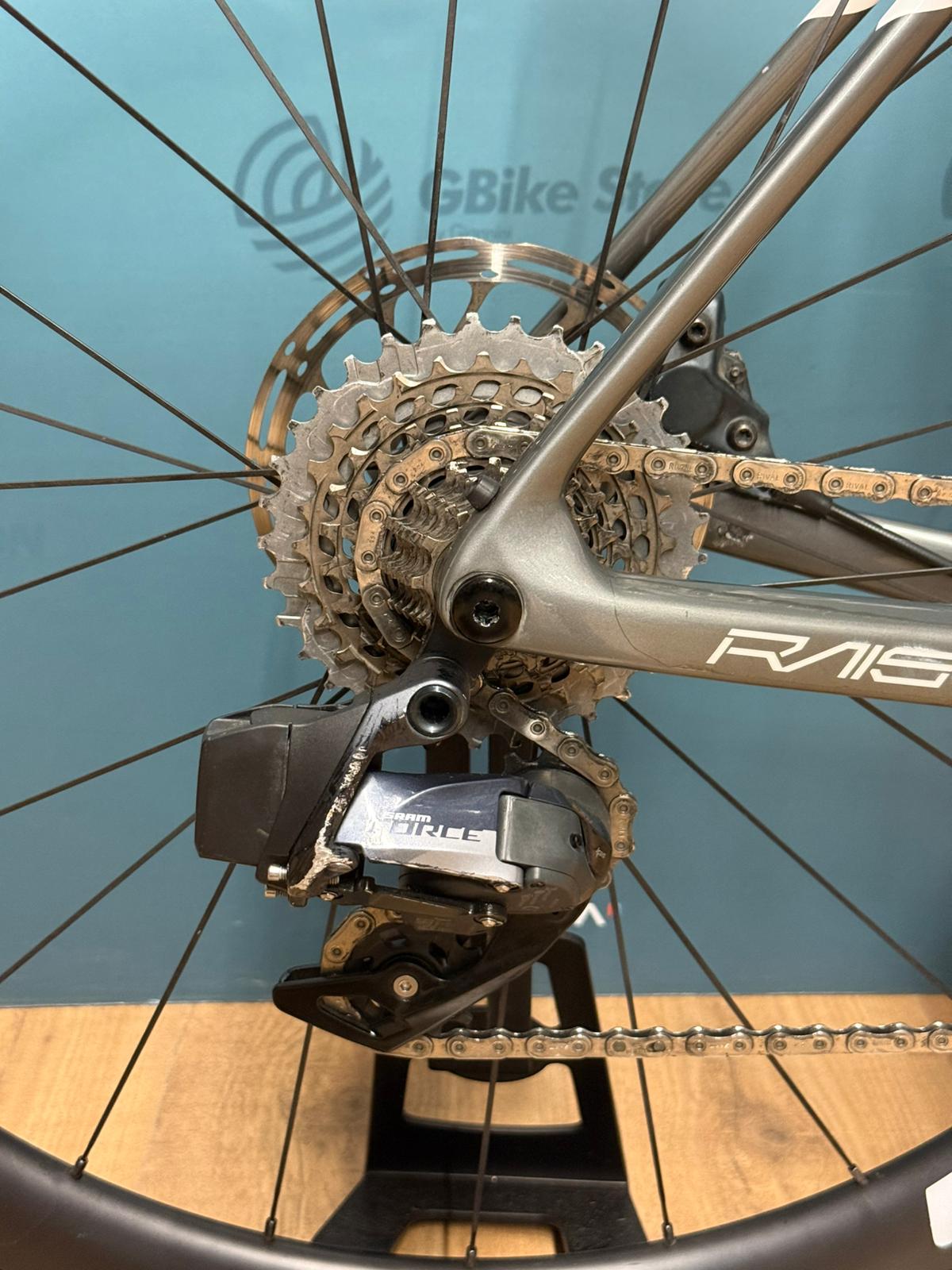 Cięcia Megamo Raise M - Używany