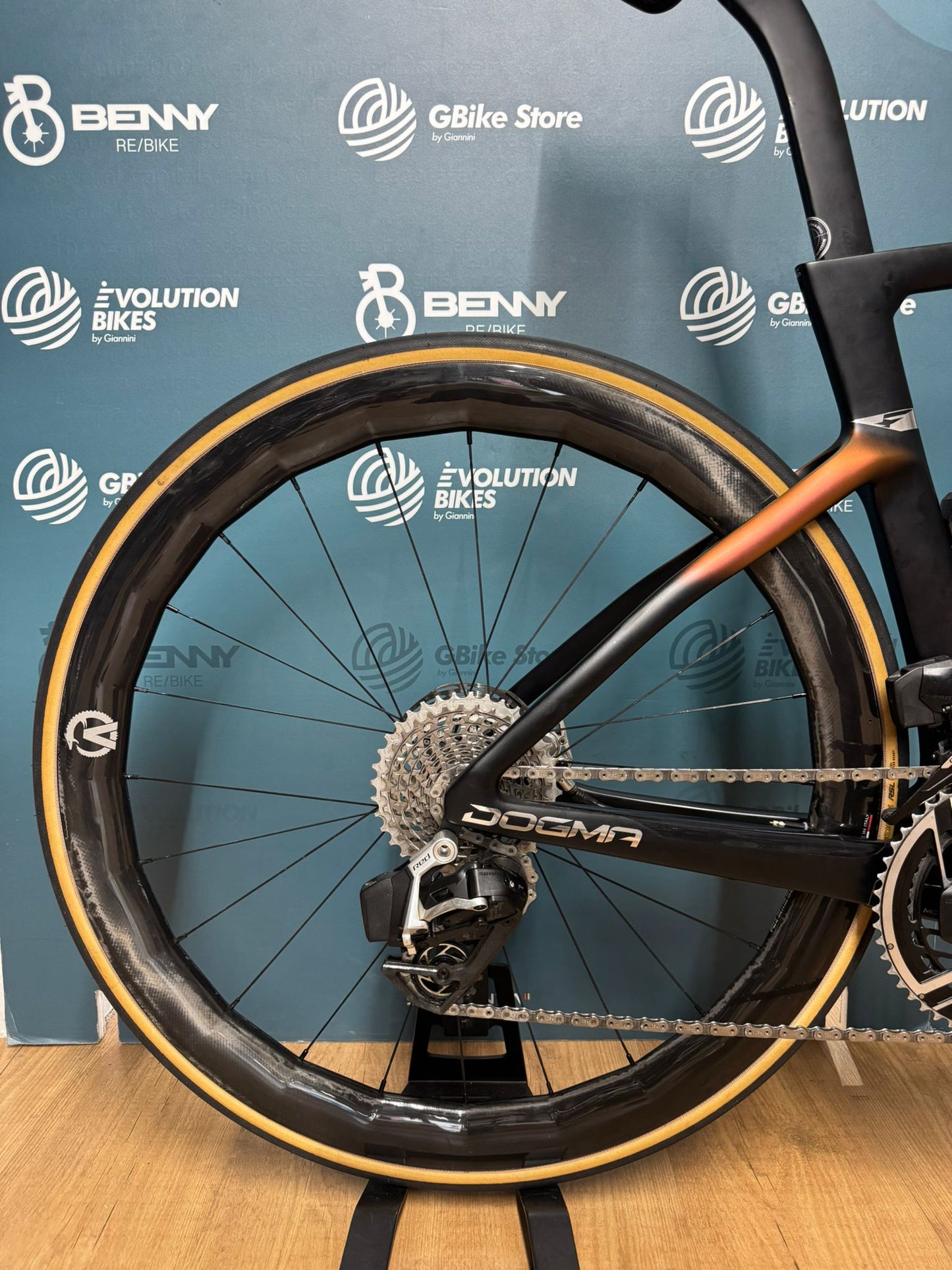 Pinarello Dogma F Czerwony E1 AXS 12v Rozmiar 51,5 - Używany